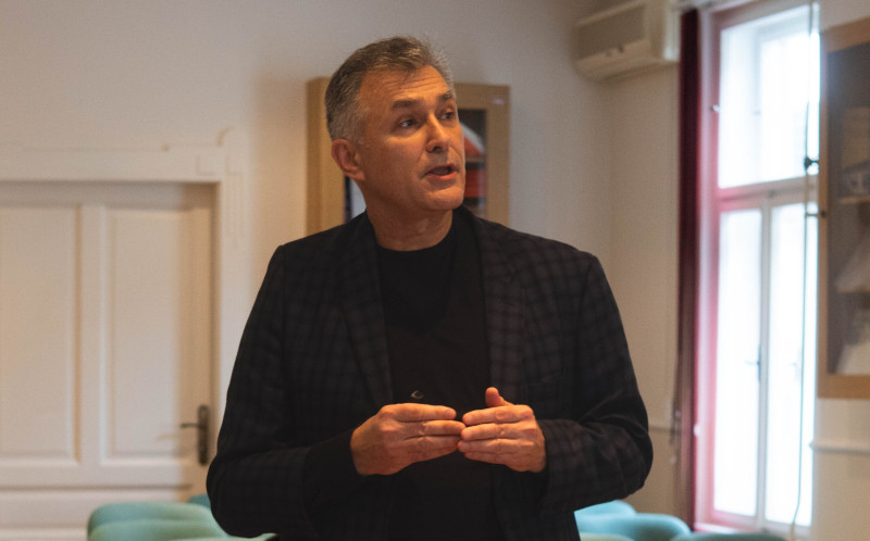 Dr Branislav Vidović tokom predavanja na godi&scaron;njoj skup&scaron;tini Stomatolo&scaron;ke sekcije Dru&scaron;tva lekara Vojvodine